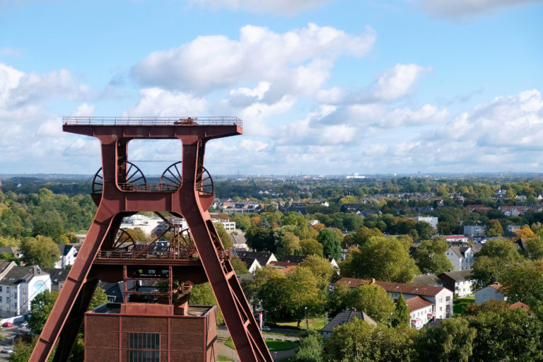 Die Zeche Zollverein ist ein wichtiger Industrieller Bestandteil in Essen und bietet auch heute noch viele Jobs.