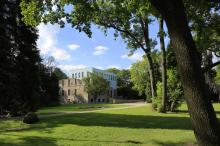 Haus Weitmar mit Kubus im Schlosspark, Kunstmuseum, Situation Kunst, Kunstsammlung der Ruhr-Universitaet Bochum, Bochum-Weitmar, Ruhrgebiet, Nordrhein-Westfalen, Parkanlage