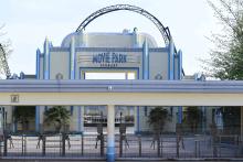 Movie Park Germany am 16.04.2020 in Bottrop Der Movie Park Germany bei Bottrop-Kirchhellen ist ein saisonaler Freizeitpark mit Schwerpunkt auf dem Thema Film. Neben auf Filmen basierenden Fahrgeschäften und Shows in sieben Themenbereichen gibt es Studios, in denen Fernseh- und Kinoproduktionen gedreht wurden. Der Park hat eine Gesamtfläche von rund 45 Hektar.