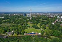 Dortmund, Nordrhein-Westfalen, Deutschland - Westfalenpark Dortmund mit Fernsehturm Florian. Dortmund Nordrhein-Westfalen Deutschland
