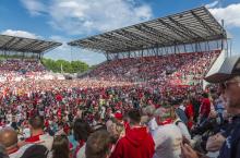 Aufstiegsfeier auf dem Spielfeld, nach dem Schlusspfiff feiern die Essener Fussballfans den Aufstieg von der Regionalliga in die 3. Liga, Stadion Essen, Hafenstrasse, Fussball, Regionalliga West