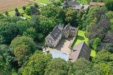 Hagen, Nordrhein-Westfalen, Deutschland - Museum Wasserschloss Werdringen. Das Wasserschloss Werdringen ist eine Wasserburg nahe der Ruhr am Harkortsee unterhalb des Kaisbergs. Es beherbergt in einem Nebengebaeude ein Museum fuer Ur- und Fruehgeschichte. Hagen Nordrhein-Westfalen Deutschland