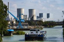 Datteln-Hamm-Kanal, Hafen bei Hamm-Uentrop, hinten das RWE Kraftwerk Westfalen, Kohlekraftwerk, NRW, Deutschland Datteln-Hamm-Kanal