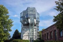 Hamm, Nordrhein-Westfalen, Deutschland - Der Maximilianpark der westfaelischen Stadt Hamm ist ein Freizeitpark, der seit der Landesgartenschau 1984 auf dem Gelaende der stillgelegten Zeche Maximilian errichtet wurde und dessen Wahrzeichen der Glaselefant ist, eine rund 40 m hohe begehbare Plastik. Hamm Nordrhein-Westfalen Deutschland
