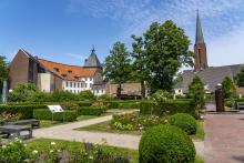 Das Schloss im Schlosspark von Moers, Rosengarten, am Niederrhein, NRW, Deutschland Schlosspark Moers