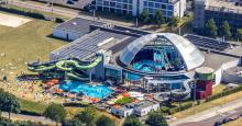 Luftbild, AQUApark Oberhausen, Schwimmbad mit Wasserrutschen, Badegäste auf den Liegewiese, Solardach, Förderturm im Innenbereich, Borbeck, Oberhausen, Ruhrgebiet, Nordrhein-Westfalen, Deutschland
