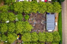 Luftbild des Festivals ruhr-reggae-summer im und um das Freibad Styrum mit Campen in den Ruhrwiesen in Styrum, Mülheim an der Ruhr, Ruhrgebiet, Nordrhein-Westfalen, Deutschland