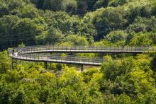 Halde Hoheward, Bogenbrücke, teil der 6 Kilometer langen Balkonpromenade rund um die Halde, größte Bergehalde im Ruhrgebiet, zwischen Herten und Recklinghausen, NRW, Deutschland, Halde Hoheward