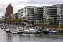 Bürogebäude Five Boats mit Jachthafen, hinten Landesarchiv Nordrhein-Westfalen, Innenhafen, Duisburg, Ruhrgebiet, Nordrhein-Westfalen, Deutschland, Europa Copyright: imageBROKER/HarryxLaub