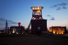 Consol-Park auf dem Gelaende der ehemaligen Zeche Consolidation mit dem beleuchteten Doppelbockgeruest , Deutschland, Nordrhein-Westfalen, Ruhrgebiet, Gelsenkirchen