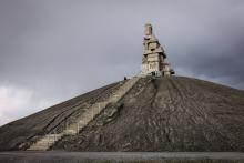 Gelsenkirchen, Nordrhein-Westfalen, Deutschland - Halde Rheinelbe mit Kunstwerk Himmelstreppe aus alten Betonteilen der ehemaligen Zeche Rheinelbe vor dunklem Himmel, Künstler Herman Prigann. Gelsenkirchen Nordrhein-Westfalen Deutschland