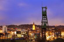 Foerderturm der Zeche Erin in der Nacht in Castrop-Rauxel, Hammerkopfturm im Hintergrund, Deutschland, Nordrhein-Westfalen, Ruhrgebiet Copyright: xblickwinkel/S.xZiesex