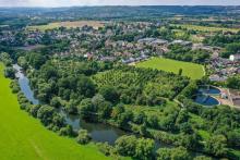 Schwerte, Nordrhein-Westfalen, Deutschland - Ruhrlandschaft bei Schwerte. Rechts die Klaeranlage Schwerte. Schwerte ist eine mittlere kreisangehoerige Stadt im Ruhrgebiet, Kreis Unna. Schwerte Nordrhein-Westfalen Deutschland