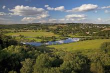Blick von der Burg Blankenstein auf das Ruhrtal und Bochum-Stiepel mit der Stiepeler Dorfkirche, Deutschland, Nordrhein-Westfalen, Ruhrgebiet, Hattingen